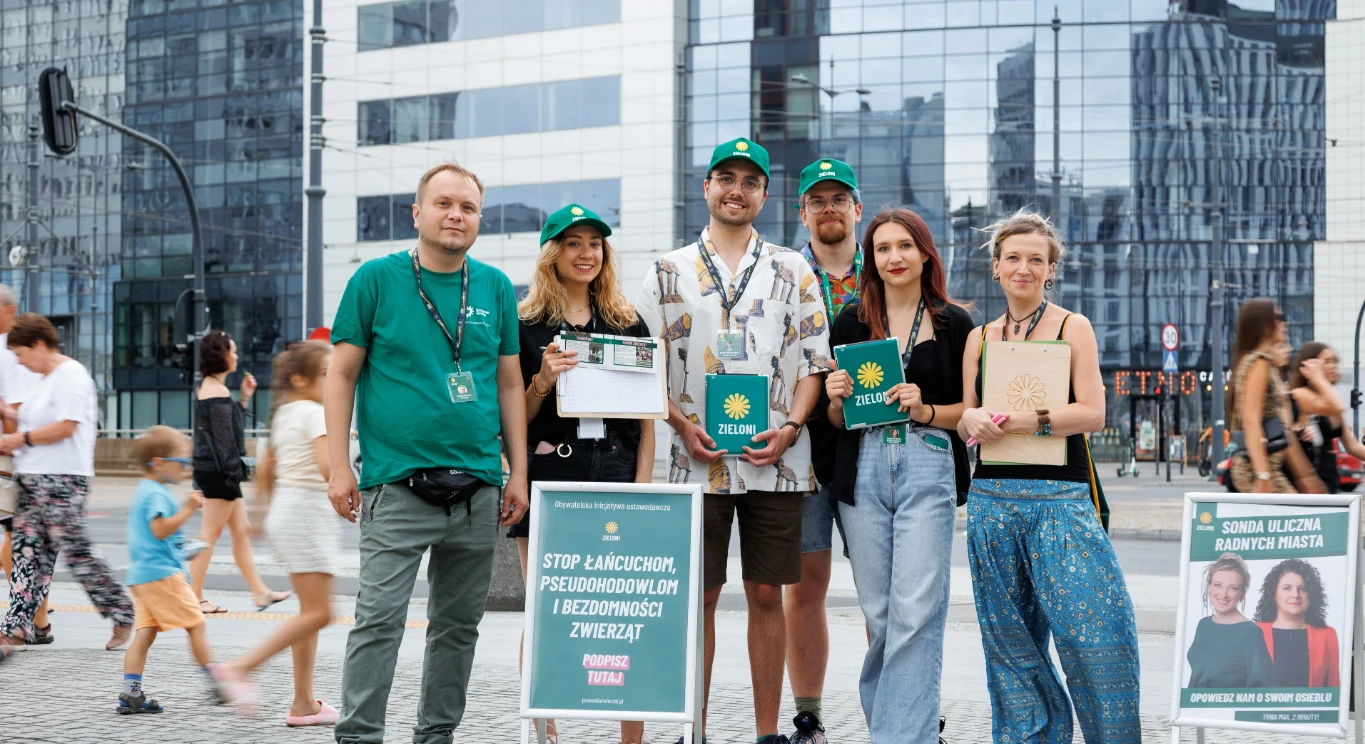 Zieloni podczas zbierania podpisów "Stop łańcuchom"